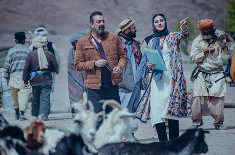 Torbaaz Review: न‍िर्देशक ग‍िरीश मलिक (Girish Malik) की संजय दत्त (Sanjay Dutt) स्‍टारर फिल्‍म टोरबाज (Torbaaz) आतंक और क्रिकेट के कनेक्‍शन की एक नई सी कहानी है. शुरुआती कुछ म‍िनट तक फिल्‍म अफगान‍िस्‍तान की जमीन पर मचे आतंक और ज‍िहाद से जुड़ी ही लगती है, लेकिन फ‍िर जब संजय दत्त क्रिकेट की तरफ रुख करते हैं तो फिल्‍म मजेदार हो जाती है.