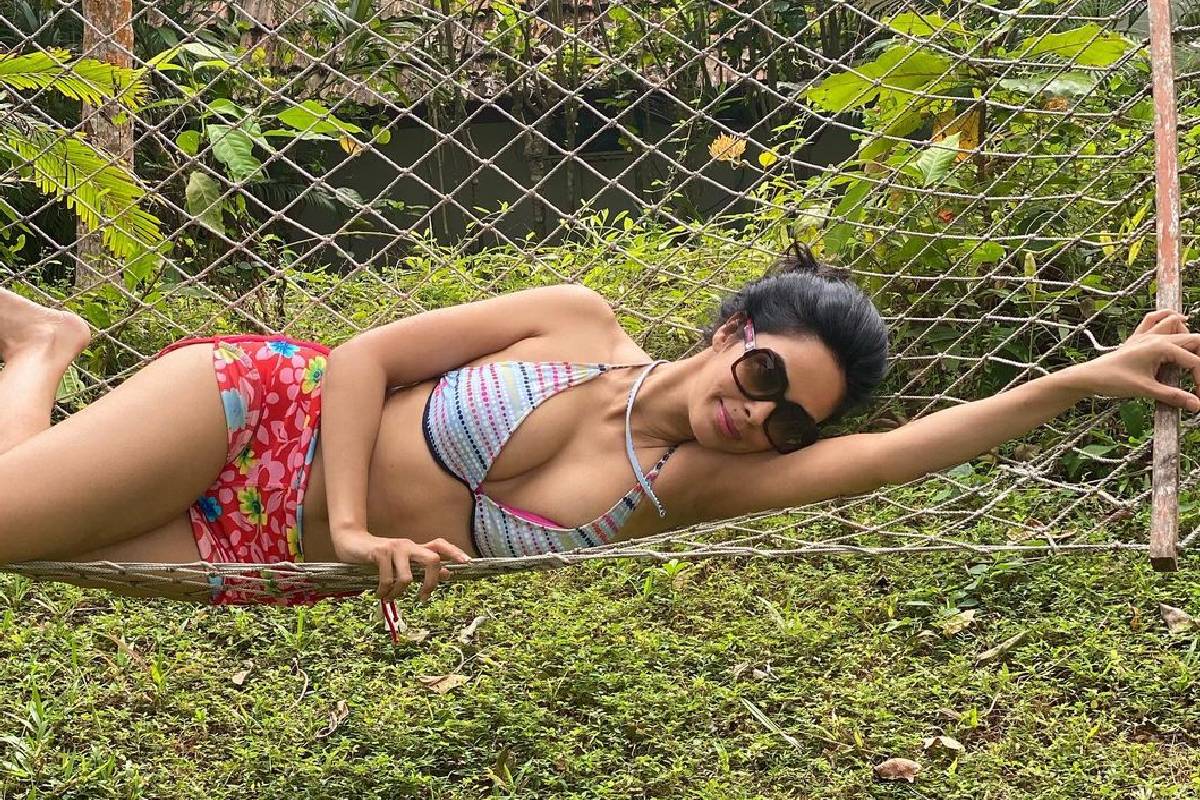 बॉलीवुड एक्ट्रेस मल्लिका शेरावत बिकनी तस्वीरें