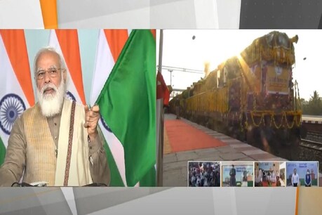 पीएम मोदी ने 100वीं किसान रेल को हरी झंडी दिखाई (Photo- Twitter/DDNewsHindi)