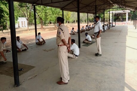 MP Jail Guard Recruitment Exam: अब 16 के स्थान सिर्फ 9 शहरों में बने 65 केंद्रों पर ही परीक्षा करायी जाएगी. पूर्व में तय केंद्रों में से 5 केंद्र कम किए गए हैं.