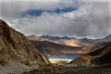 पैंगोंग झील में चीन को टक्कर देने के लिए भारत की नई स्टील बोट हो रही है तैयार (प्रतीकात्मक तस्वीर- AP Photo/Manish Swarup)
