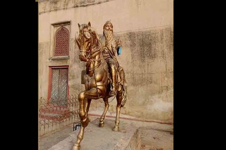 इस घटना के बाद, अधिकारियों ने उस परिसर को बंद कर दिया, जिसमें महाराजा सिंह की कांस्य की प्रतिमा स्थित है.
