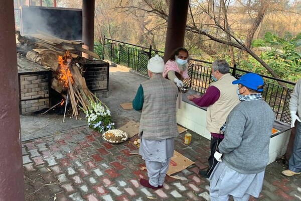 हिमाचलः पत्नी के अंतिम संस्कार के समय भावुक हुए पूर्व CM शांता कुमार, देखें तस्वीरें
