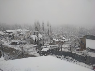  उत्तरी कश्मीर के गुलमर्ग के स्की रिजॉर्ट में सात इंच बर्फबारी हुई. वहीं दक्षिण में पहलगाम रिजॉर्ट और मध्य कश्मीर के सोनमर्ग रिजॉर्ट में तीन से चार इंच बर्फबारी हुई. उन्होंने बताया कि उत्तर कश्मीर के गुरेज में तीन इंच बर्फबारी दर्ज की गई. घाटी के अन्य ऊंचाई वाले इलाके में भी ताजा बर्फबारी की खबर है. (PIC- जहूर रिजवी)