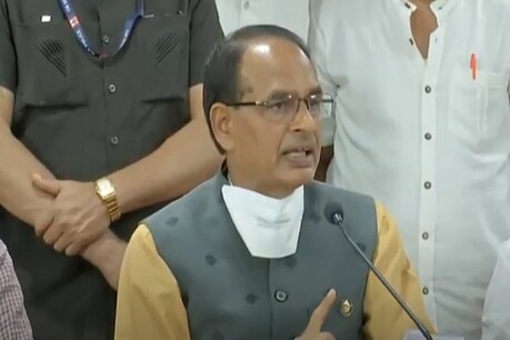 शिवराज सिंह चौहान ने अरविंद केजरीवाल को बिन पेंदी का लौटा कहकर संबोधित किया. (फोटो साभारः ट्विटर/@OfficeofSSC)