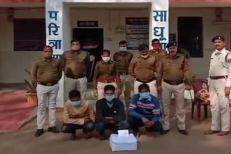 पुलिस को मुखबिर से सूचना मिली थी कि तीन युवक अवैध नशीली दवा बेचने के फिराक में घूम रहे हैं. जिसके बाद पुलिस ने घेराबंदी कर बाइक सवार तीनों युवकों को धर दबोचा