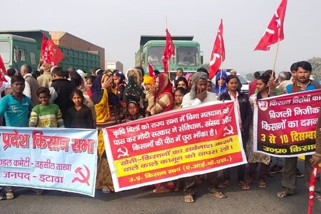 कृषि बिल को लेकर इटावा में सड़क पर उतरे किसान