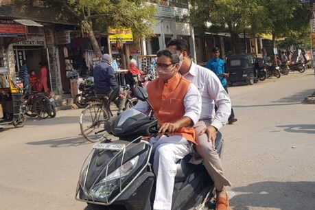 योगी सरकार के मंत्री नीलकंठ तिवारी ने बिना हेलमेट चलाई स्कूटी