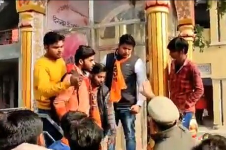 एबीवीपी के कार्यकर्ताओं ने 106 साल पुराने दिगंबर जैन कॉलेज में मंगलवार को हंगामा काटा और आंदोलन की चेतावनी दी थी.