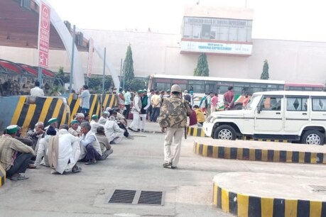 Bharat Band: मथुरा के टोल प्लाजा पर किसानों का कब्जा, यमुना एक्सप्रेस वे पर लगा भीषण जाम
