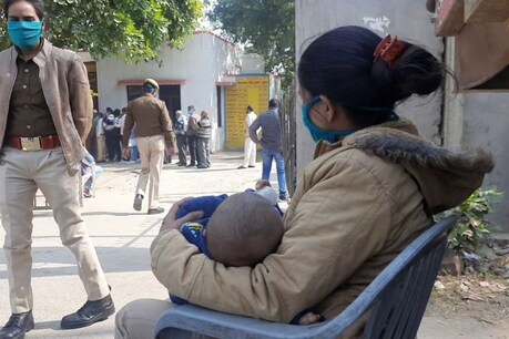 जब पोलिंग बूथ पर 7 माह की दुधमुंही बेटी को लेकर तैनात हुई महिला सिपाही