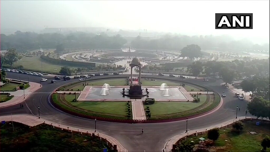  राष्‍ट्रीय समर-स्‍मारक पर लगातार जलती रहने वाली ज्‍योति से चार विजय मशाल प्रज्‍ज्वलित की गईं और इन्‍हें 1971 के युद्ध के परमवीर चक्र और महावीर चक्र विजेताओं के गांवों सहित देश के विभिन्‍न भागों में ले जाया जाएगा.