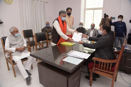 पटना में राज्यसभा चुनाव के लिए नामांकन दाखिल करते सुशील कुमार मोदी