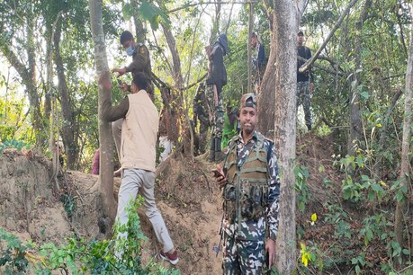 बिहार के नवादा में हुई घटना के बाद मामले की जांच के लिए पहुंची पुलिस