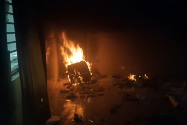 PHOTOS: आगरा में उपद्रवियों ने पुलिस चौकी में लगाई आग, वाहन फूंके और जमकर पथराव