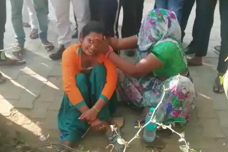 पीट-पीटकर मार डाले गए धर्मी जोगी की बेटी को ढांढ़स बंधाते परिजन.