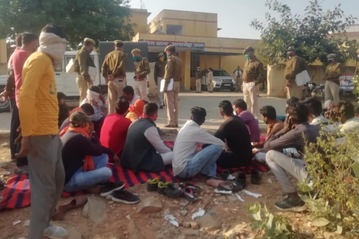हत्यारों को गिरफ्तार करने की मांग के साथ हिंदू संगठनों के लोग धरने पर बैठ गए.