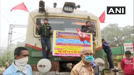 Bharat Bandh: किसानों द्वारा आहूत ‘भारत बंद (Bharat bandh)’ के समर्थन में कांग्रेस और वाम दलों के समर्थकों नेकई स्थानों पर रेल पटरियों को जाम किया और सड़कों पर धरना दिया.