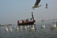 वाराणसी: जान जोखिम में डालकर गंगा में बोटिंग कर रहे सैलानी, देखें PHOTOS