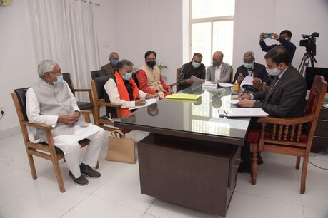 सुशील मोदी के नामांकन में शामिल नीतीश कुमार