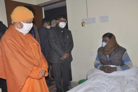 Gorakhpur News: गोरखपुर रेलवे स्टेशन रैन बसेरे पर रात नौ बजे सीएम योगी पहुंचे और सबसे पहले उन्होने रैन बरेसे में रुके लोगों से सीधे बात करनी शुरू की. रविवार को पुलिस विभाग में भर्ती को लेकर परीक्षा थी तो रैन बसेरे में वही अभ्यर्थी रुके हुए थे,