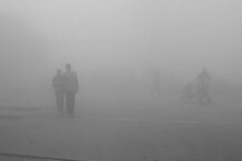 PHOTOS: यूपी के इन जिलों में घने कोहरे से थमी रफ्तार, शीतलहर ने बढ़ायी मुश्किलें