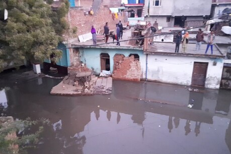 इटावा में नाला चोक होने से 50 से ज्यादा घरों में पानी भर गया.