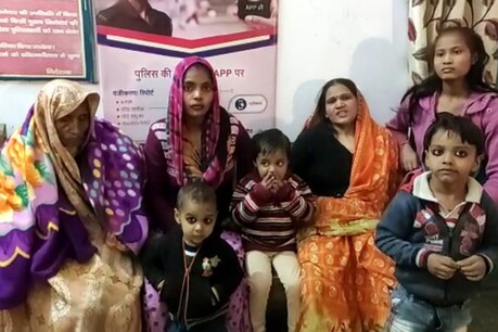 पुलिसकर्मी के हमले के बाद डरी-सहमी पड़ोसी घर की महिलाएं.