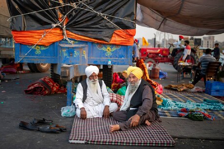 कृषि कानूनों के विरोध में किसानों का आंदोलन जारी है. (AP Photo/Altaf Qadri)