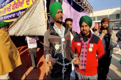 पंजाब से आए किसान ने अनोखे तरीके से प्रदर्शन किया.