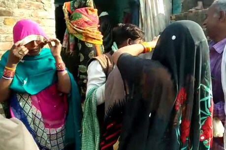 घर में दो मौतों से परिवार में कोहराम मचा हुआ है.