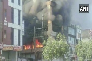 PHOTOS: इंदौर के संविदा नगर स्थित शोरूम में लगी आग, 50 लाख का माल जलकर खाक