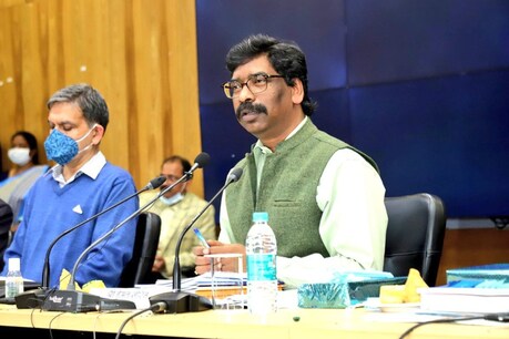 मुख्यमंत्री हेमंत सोरेन ने केन्द्र पर निशाना साधते हुए कहा कि देश के मालिकों को मजदूर बनाने की कोशिश चल रही है.