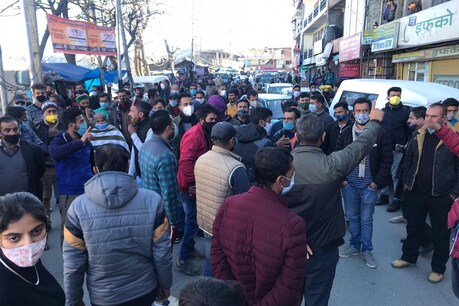 एडिश्नल एसपी प्रवीर ठाकुर ने कहा कि मामले की जांच की जा रही है. युवक के ब्लड और यूरीन का सैंपल लिया गया है. पुलिस (Police) द्वारा मारपीट की गई है या नहीं, इसकी भी तफ्तीश जारी है. मेडिकल रिपोर्ट (Medical Report) में सबकुछ सामने आ जाएगा.