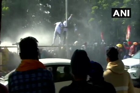 चंडीगढ़ पुलिस (Chandigarh) ने कृषि कानूनों के विरोध में हरियाणा के मुख्यमंत्री मनोहर लाल खट्टर (ML Khattar) के आवास तक मार्च करने के लिए अवरोधक पार करने की कोशिश कर रहे पंजाब युवा कांग्रेस के कार्यकर्ताओं पर पानी की बौछार छोड़ी.