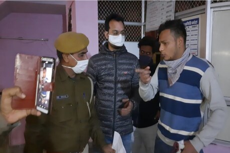 पुलिस को घटना की जानकारी देते परिजन.
