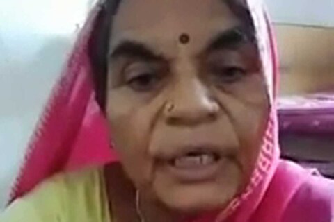 लखीमपुर खीरी  महिला ने पीएम मोदी की तारीफ़ में गया गाना 