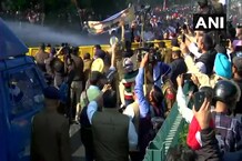 Farmer Protest: यूथ कांग्रेस ने CM खट्टर का निवास घेरा, पुलिस ने किया वाटर कैनन का इस्तेमाल, देखें Photos