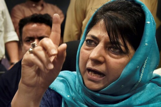 पीडीपी नेता की गिरफ्तारी पर महबूबा मुफ्ती ने केंद्र सरकार पर निशाना साधा है (PTI Photo/ S. Irfan)