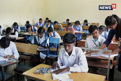 अधिकारी ने कहा कि दो शिक्षकों और एक स्टाफ सदस्य कोरोनोवायरस सकारात्मक पाए गए. (सांकेतिक तस्वीर)