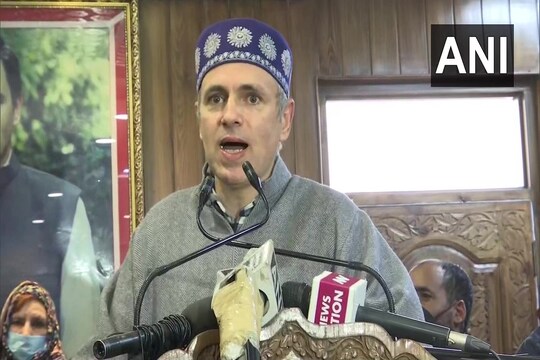 उमर अब्‍दुल्‍ला नेट्वीट कर बताया है कि उन्‍हें और उनके परिवार को घर में कैद कर दिया गया है. 
