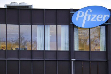 Coronavirus Vaccine Update: ब्रिटिश दवा निर्माता कंपनी फाइजर (Pfizer) की भारतीय इकाई ने भारत सरकार के सामने भी एक शर्त रखी है. माना जा रहा है कि इस शर्त की वजह से भारत में उसकी वैक्सीन (Pfizer corona Vaccine) के इस्तेमाल की कोशिश नाकाम हो सकती है.