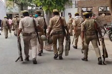 पुलिस ने खुलेआम शराब पीते कई लोगों को गिरफ्तार किया. (प्रतीकात्मक फोटो).
