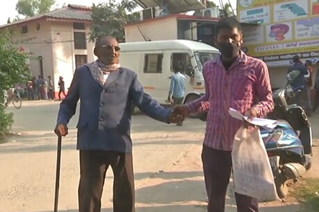 उम्र के अंतिम पड़ाव में पूर्व जांबाज सैनिक शत्रुघन गिरि को जमीन की जंग लड़नी पड़ रही है.