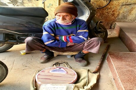 सहारनपुर के 83 वर्षीय बलदेव राज आहूजा वजन तौलने की मशीन से चलाते हैं घर