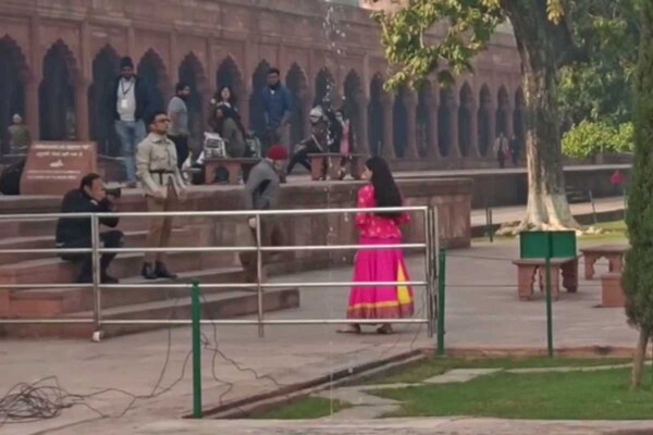 PHOTOS: ताजमहल परिसर में हुई अक्षय कुमार और सारा अली खान की फिल्म अतरंगी रे की शूटिंग