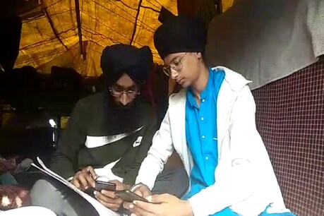 पढ़ाई करते किसानों के बच्चे