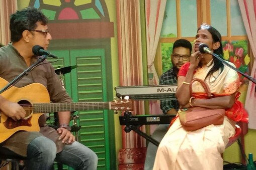 रानू मंडल का पहला गाना पिछले साल रिलीज हुआ था मगर उसके बाद से वो गायब हैं रानू मंडल का पहला गाना पिछले साल रिलीज हुआ था मगर उसके बाद से वो गायब हैं