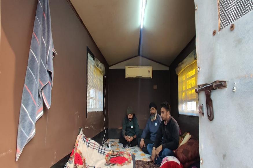 खास सुविधाओं से लैस है गाजीपुर बॉर्डर पर खड़ी किसानों की यह ट्रैक्टर ट्रॉली 1 modify tractor trolley, farmer protest, delhi border, ghazipur border, singhu border, central government, ट्रैक्टर ट्राली, किसान विरोध, दिल्ली सीमा, गाजीपुर बॉर्डर, सिंघू बॉर्डर, केंद्र सरकार
