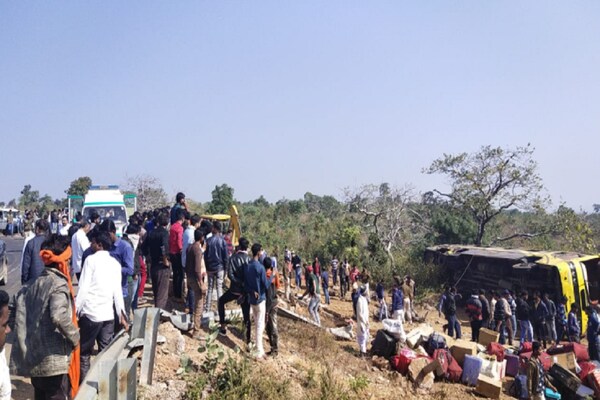 PHOTOS : जबलपुर-बोलेरो गाड़ी का एक्सीडेंट देख रही भीड़ पर पलटी बरातियों की बस, 4 की मौत
